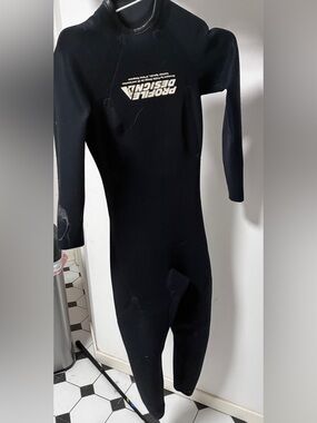 Long-Sleeve black wetsuit